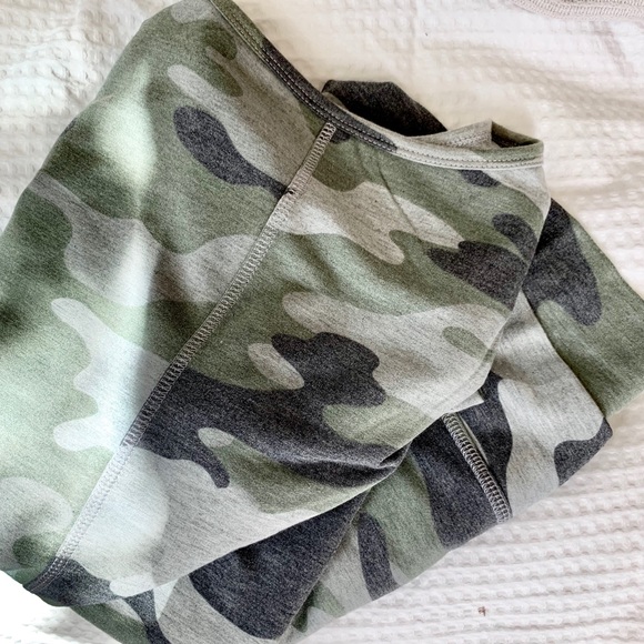 LAST | camo cutie split hem top • size medium | - Picture 7 of 7